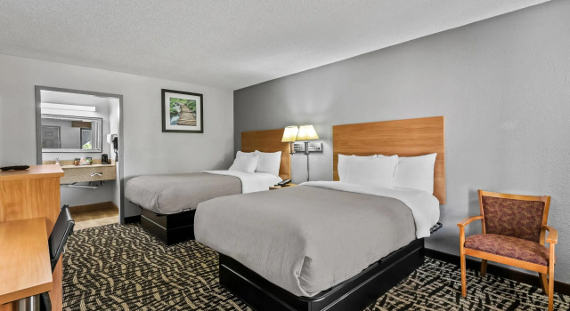 Четырёхместный номер Standard Quality Inn Bowling Green South