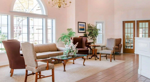Comfort Inn Lakeside, Забронировать Отель СПА-отели Макино-Сити, рядом с Гольф-клуб Animal Tracks Adventure, SPA-услуги