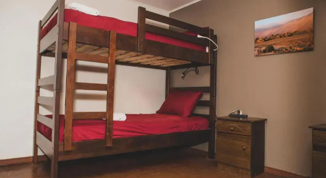 Кровать в общем номере Casa Suiza