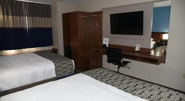 Четырёхместный номер Standard Microtel Inn & Suites by Wyndham Fond Du Lac