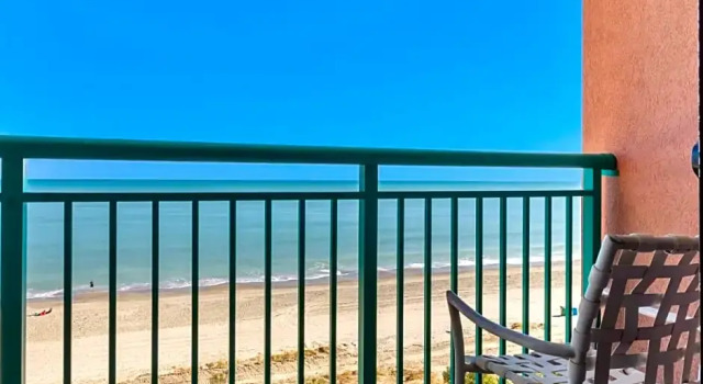Четырёхместный номер Standard oceanfront Sand Castle Resort by Patton Hospitality