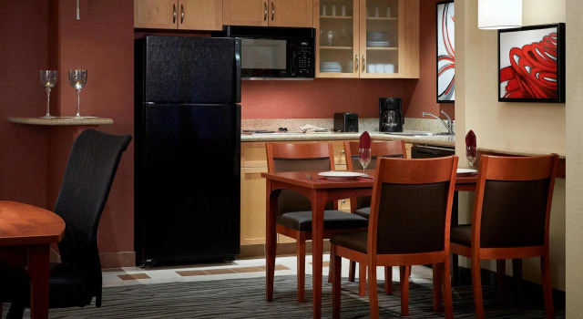 Люкс с 2 комнатами с балконом Residence Inn by Marriott Montreal Airport