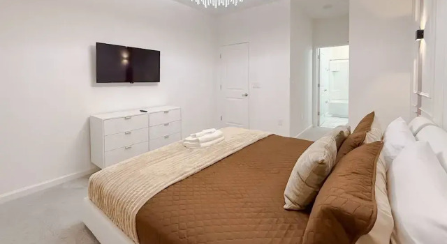 Коттедж Sophisticated 9 Bedroom Close to Disney