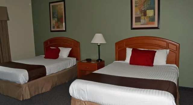 Четырёхместный номер Standard Paola Inn and Suites