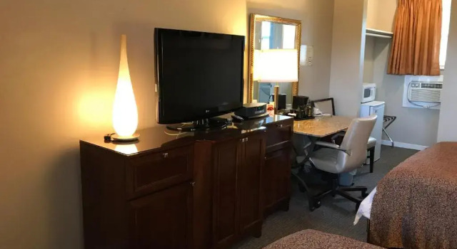 Четырёхместный номер Standard Cardinal Court Motel