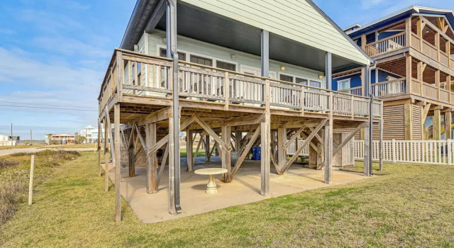 Gulf Coast Views: Waterfront Surfside Beach Home!, Varaa Lomakoti Mökit kohteessa Houston, Mökki