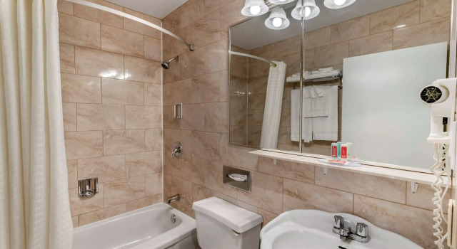 Четырёхместный номер Standard Econo Lodge Hotel Brossard