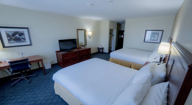 Четырёхместный номер Standard Holiday Inn Express Hotel & Suites Pampa by IHG