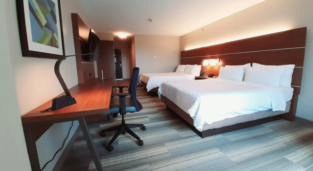 Четырёхместный номер Standard Holiday Inn Express Trincity by IHG