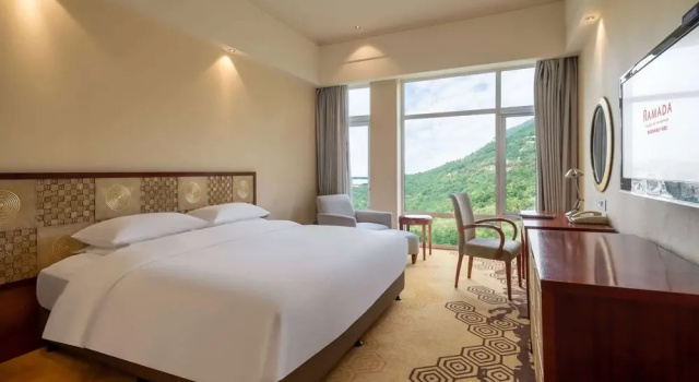 Двухместный номер Standard с видом на горы Ramada Plaza By Wyndham Taian