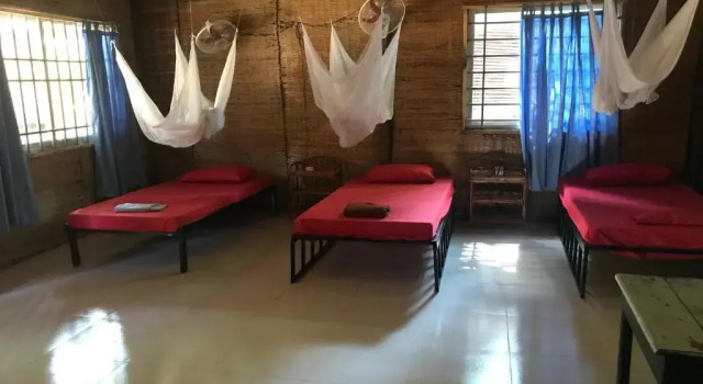 Кровать в общем номере Cocohuts Cambodia