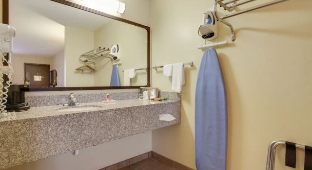 Четырёхместный номер Comfort Mill Tree Inn Millington