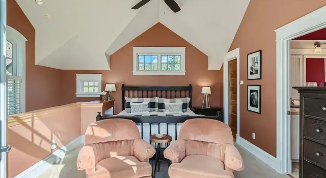 The French St Retreat 4 Bedroom Home by RedAwning, Rezerwuj Dom wakacyjny Hotele w Vail Ski z parkingiem, Parking