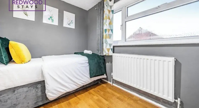 Kingston Road House By REDWOOD STAYS, Забронировать Гостевой дом Отели High Weald с парковкой, Парковка
