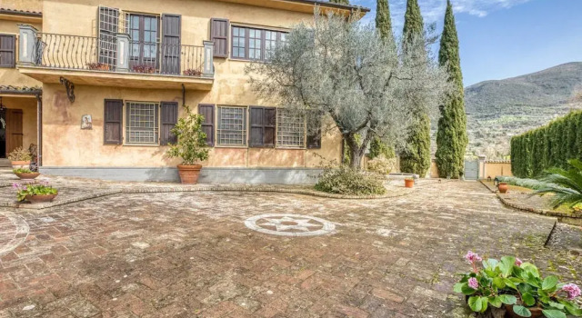 Graceful Holiday Home in Poggio Catino With Swimming Pool, Book Hotel Hoteller i Poggio Catino med parkering, Parkering