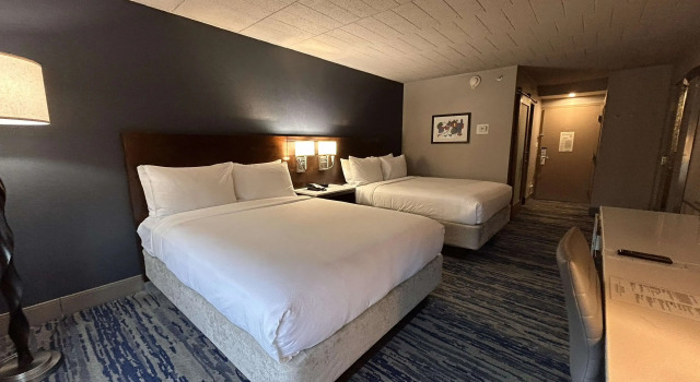 Четырёхместный номер Standard Skyline Hotel Detroit Airport, SureStay Collection by Best Western