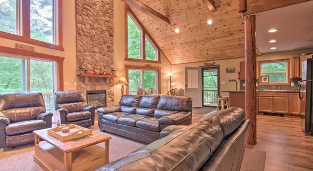 2 Mi to Lake Harmony: Gem w/ Game Room & Deck, Prenota Casa vacanze Lake Harmony Carbon County