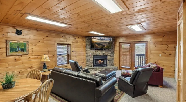 Big Bear Lodge 4 Bedroom Cabin by RedAwning