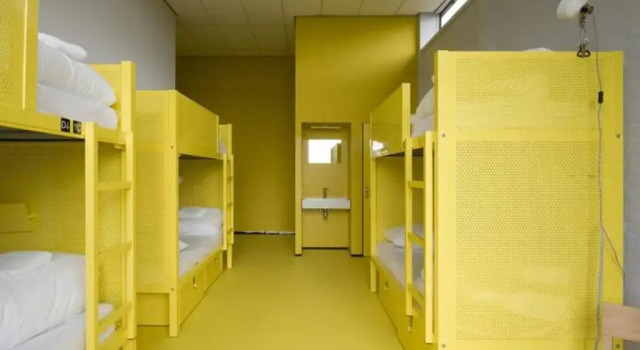 Кровать в общем номере с 6 комнатами WOW Hostel Amsterdam