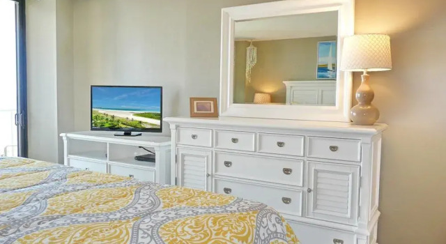 Beachfront Condo With Pool and Balcony Facing Beach, Забронировать Апартаменты/квартира Марко-Айленд штат Флорида