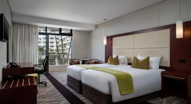 Четырёхместный номер Standard Premier Hotel East London ICC