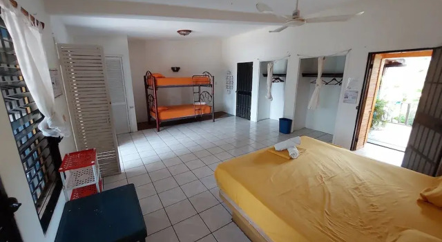 Четырёхместный номер Standard с балконом Tower Bridge Hostel