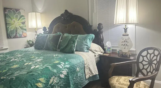 Номер Superior E Street Gallery King BedroomSHARED Bath