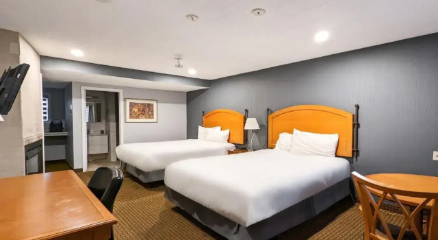 Четырёхместный номер Standard First Canada Hotel Cornwall Hwy 401 ON