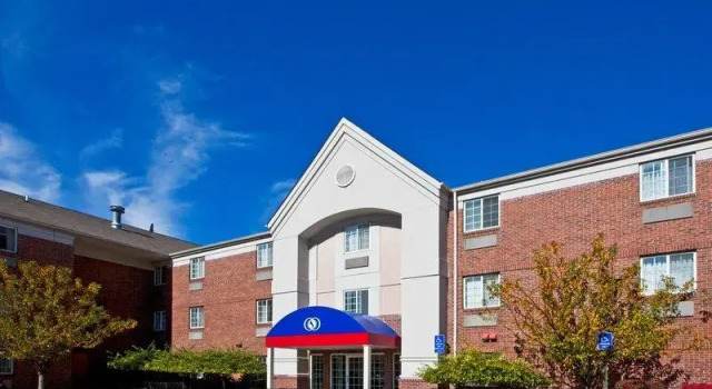 Кровать в общем номере MainStay Suites Southfield-Detroit