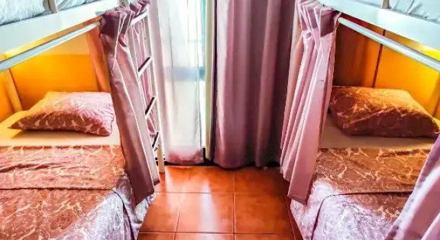 Vuode makuusalissa (naisten makuusali) Sol a Sol Hostel