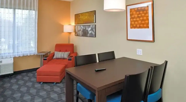 Четырёхместный люкс TownePlace Suites by Marriott Detroit Belleville