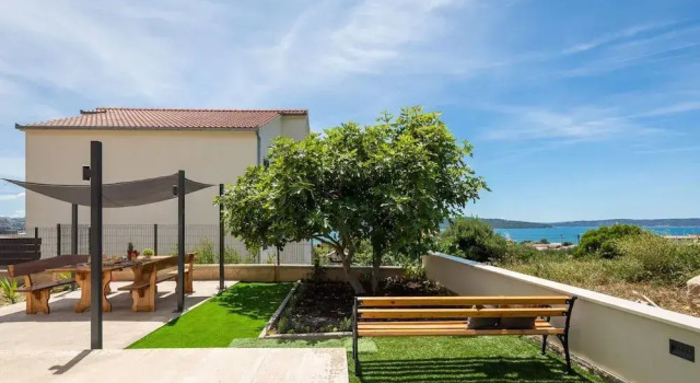 Апартаменты Contemporary Apartment With Terrace and Spacious Garden