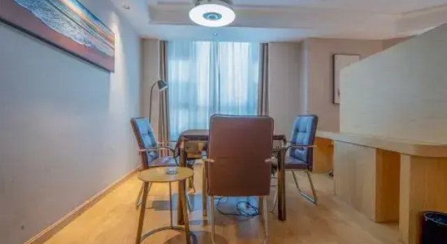 Люкс Vienna International Hotel (Nanchang West Railway Station Honggutan University Town)