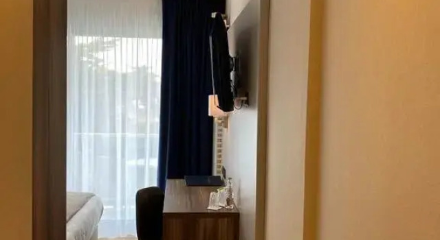Трёхместный семейный номер Standard с балконом и с видом на сад Hotel Europa