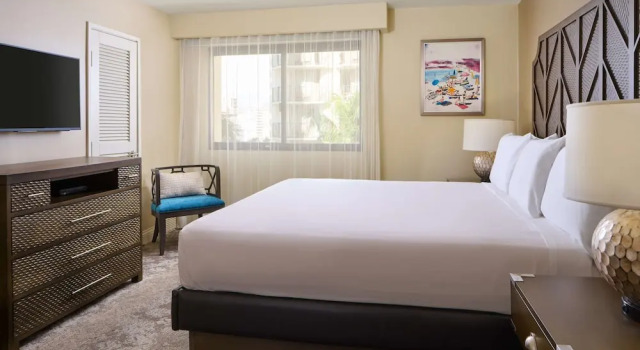 Номер Standard c 1 комнатой с балконом и с частичным видом на океан Aston Waikiki Beach Tower