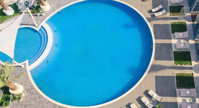 Privilege Doppel Zimmer mit Poolblick Mercure Sohar