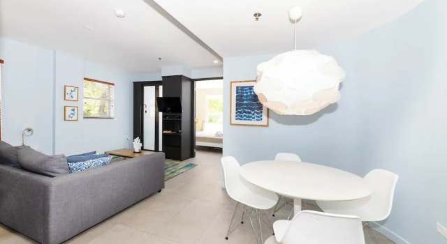 Апартаменты Deluxe Apartments at 100 Collins