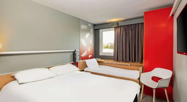 Трёхместный номер Standard ibis Amboise