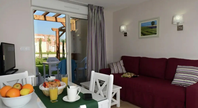 Cozy Apartment With Terrace, Located in Quiet Surroundings, Rezervasyon Daire Alpilles daireler, Daire