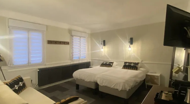 Семейный номер Standard Logis Central Hôtel - Restaurant & Spa
