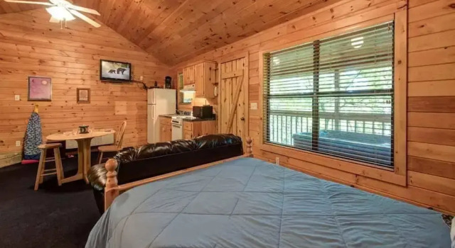 Star Struck 1 Bedroom Home with Hot Tub