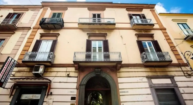 Palazzo Scaramellino, Забронировать Вилла Отели Вико-Экуенсе с парковкой, рядом с Железнодорожный вокзал Сеяно компании Circumvesuviana, Парковка