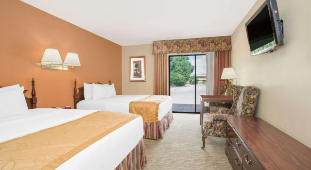 Days Inn & Suites by Wyndham Red Rock-Gallup, Book Hotel Hoteller i Gallup med pool, Swimmingpool