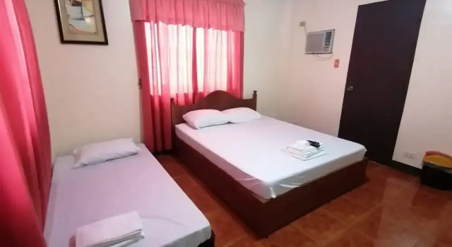 OYO 879  Lauriens Budget Hotel 2