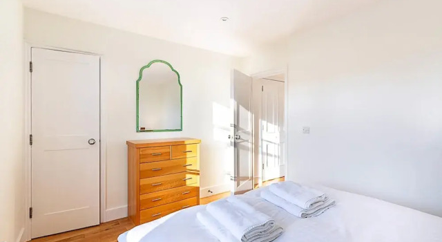 Stylish Chelsea Flat With Luxe Comfort Charm