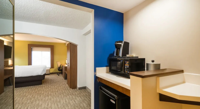 Люкс c 1 комнатой Holiday Inn Express Hotel & Suites Louisville East by IHG