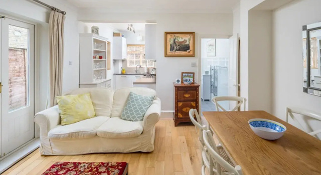 JOIVY Homely 2 Bed Riverside Flat with Patio in Hammersmith