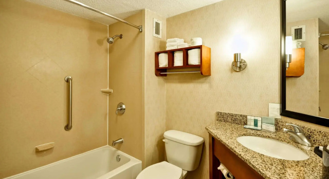 Номер Standard Hampton Inn Cleveland-Westlake