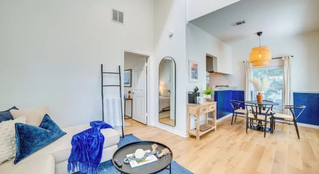 3 Mi to Downtown Dallas: Sleek Condo w/ Patio