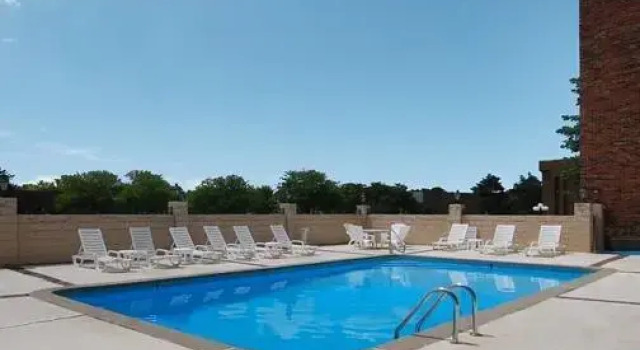 Quality Inn & Suites North, Buchen Sie Hotel Hotels in Columbus mit Pool, Schwimmbad